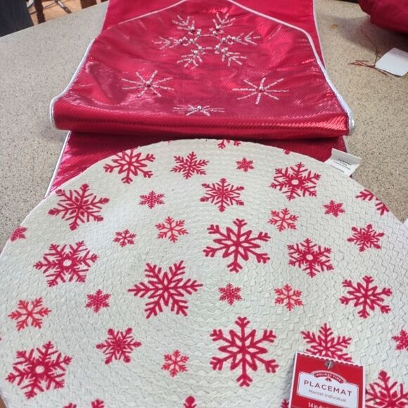 Christmas Table Runner and Round Placemats. Ch2 - Picture 1 of 1